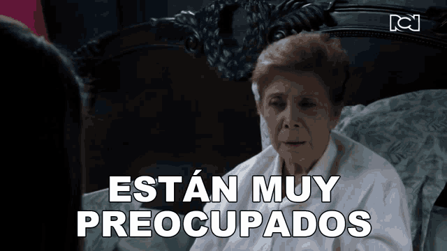 an older woman is sitting in a bed with the words estan muy preocupados written on the bottom