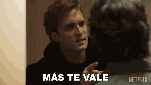 a man talking to another man with the words mas te vale written on the screen