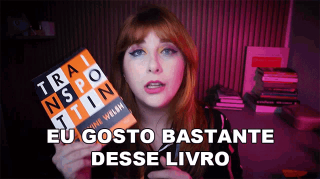 a woman holding a book that says eu gosto bastante esse livro