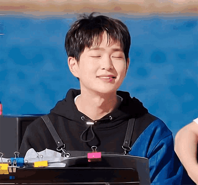Onew Sea Of Hope GIF - Onew Sea Of Hope Smile GIFs