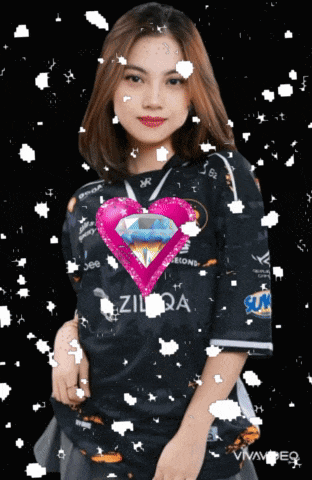a girl wearing a shirt that says zilqa