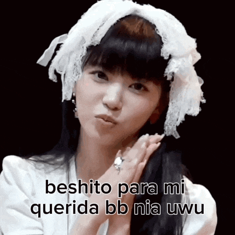 a girl wearing a white headband with the words " beshito para mi querida bb nia uwu " on it