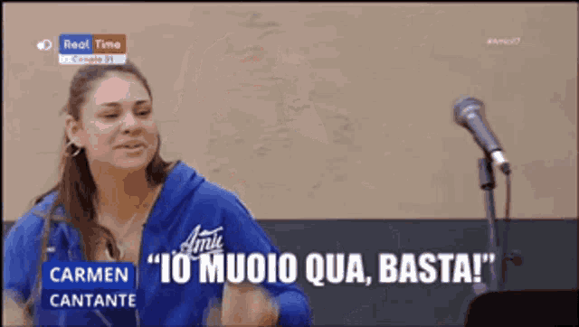 a woman in front of a microphone with the words carmen cantante on the bottom right