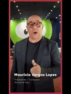 mauricio vargas lopes is giving a thumbs up in front of a green eye