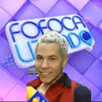 a man holding a microphone in front of a fofoca logo