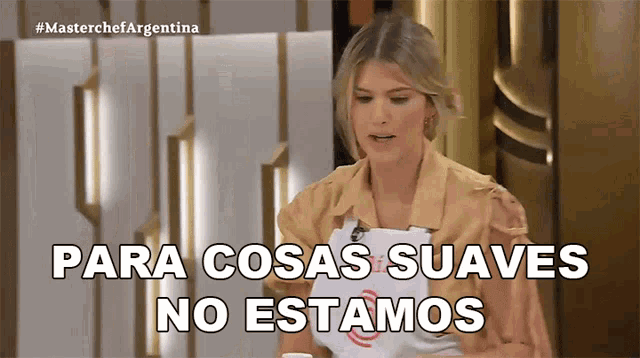 a woman in an apron says " para cosas suaves no estamos " on a television screen