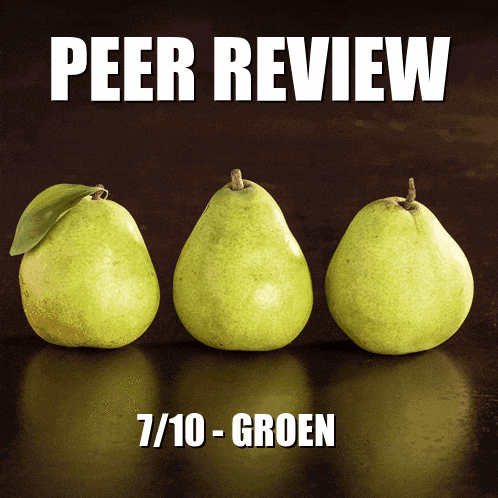 three green pears are lined up in a row with the words peer review 7/10 groen below them
