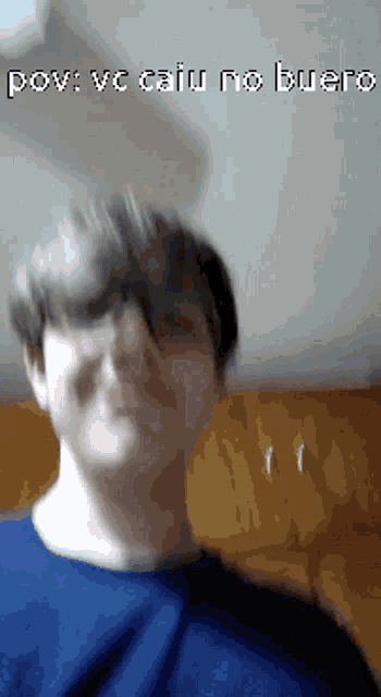 a blurry picture of a man with the words pov vc caiu no bueno
