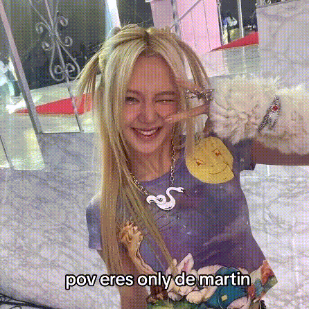 a girl with blonde hair is wearing a purple shirt with a swan necklace and a caption that says pov eres only de martin