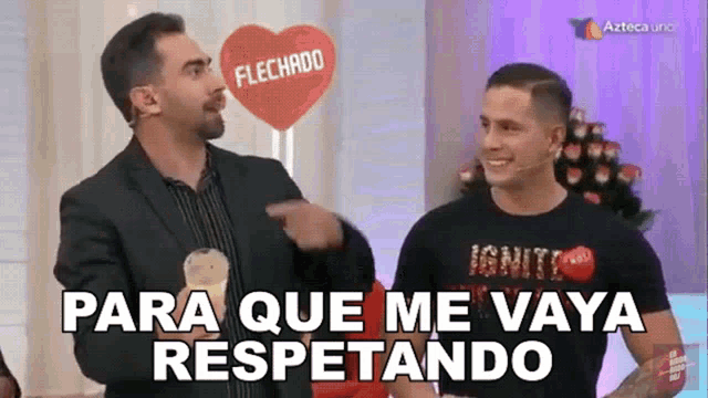 two men standing next to each other with the words para que me vaya respectando on the bottom