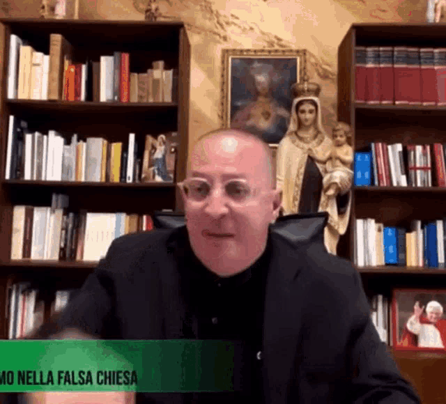 a man sitting in front of a bookshelf with the words mo nella falsa chiesa