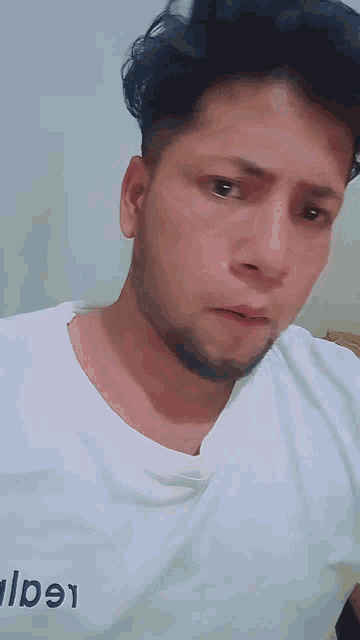 a man wearing a white t-shirt that says l091 on it