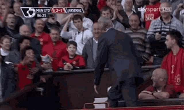 Arsene Wenger Crowd GIF - Arsene Wenger Crowd Clapping GIFs
