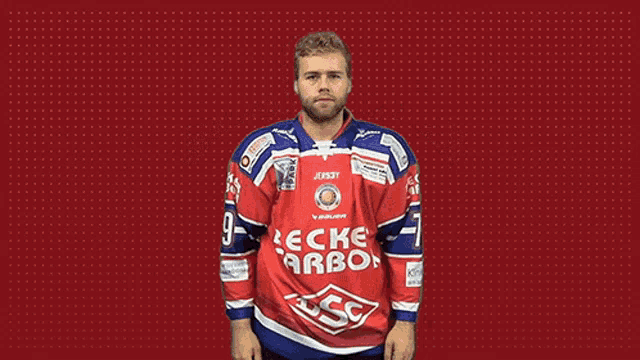 a man is wearing a red and blue jersey that says becke carbon