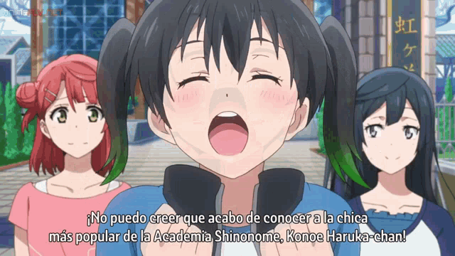 three anime girls are standing next to each other with one saying no puedo creer que acaba de conocer a la chica