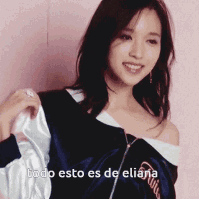a woman wearing a jacket with the words todo esto es de eliana on the bottom