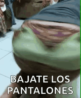 a blurry picture of a person 's butt with the words bajate los pantalones written on it