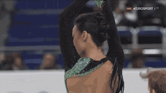 a woman in a green and black dress is on eurosport 2 hd