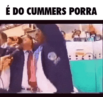 a man in a suit and tie is being interviewed by a group of people and the caption says " e do cummers porra "