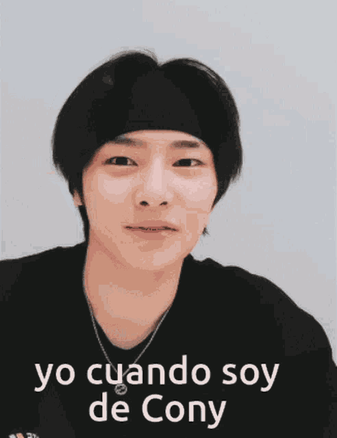 a young man wearing a headband and a necklace smiles with the words yo cuando soy de cony below him