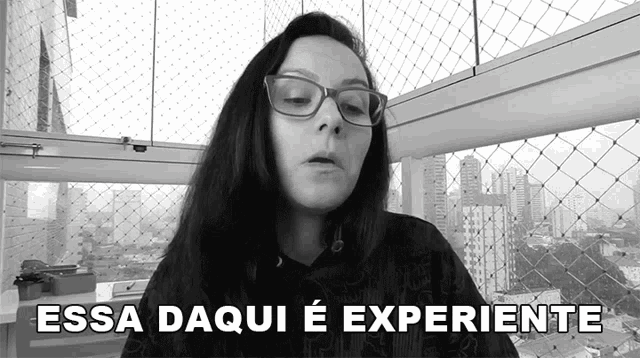 a black and white photo of a woman with glasses and the words essa daqui e experiente below her