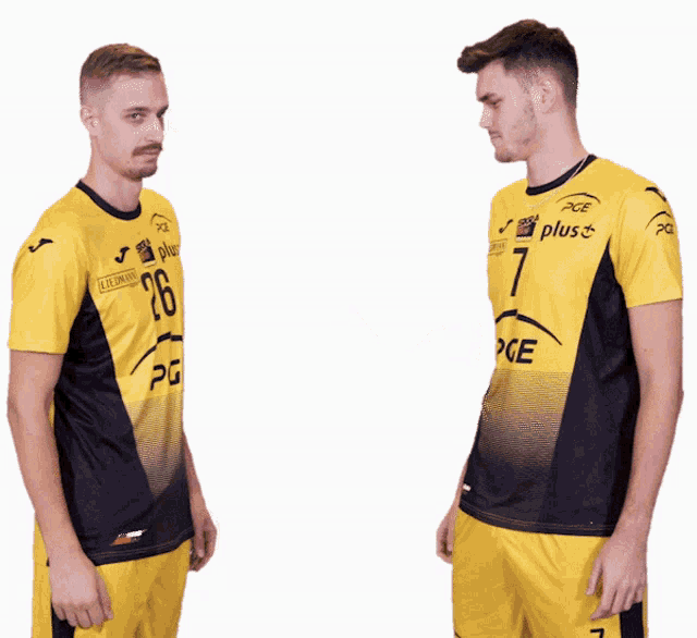 a man wearing a yellow and black jersey with the number 7 on it