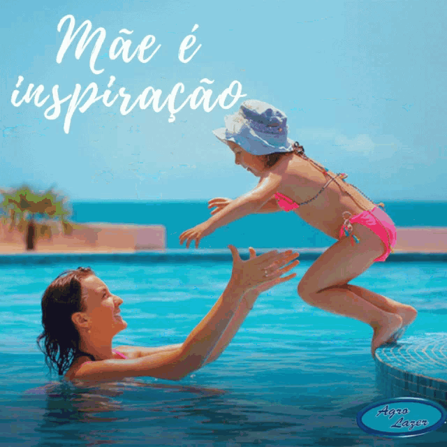 a picture of a woman and child in a pool with the words mae e inspiracao on the bottom