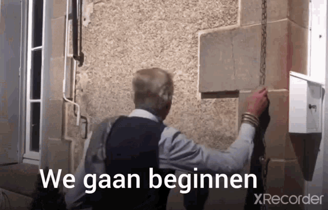 a man knocking on a door with the words we gaan beginnen on the bottom right