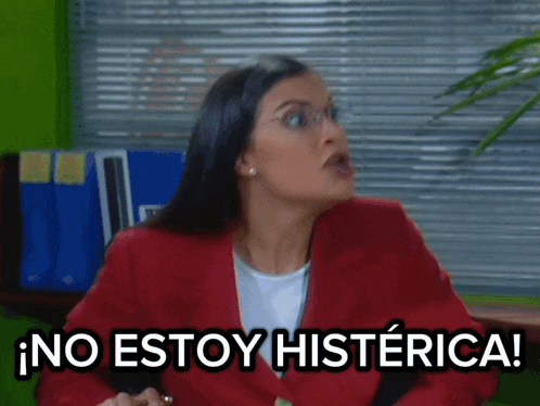 a woman in a red suit and glasses says no estoy historica