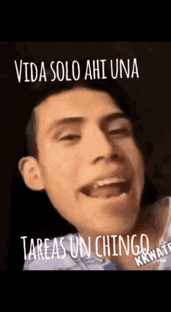 a picture of a man with the words vida solo ahi una tareas un chingo on it