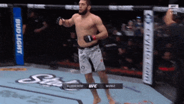 a man in a boxing ring with the name muniz on the corner