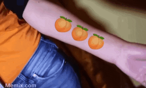 a person has three peaches on their arm and the website memix.com is visible in the corner