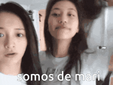 two girls are standing next to each other and the words somos de mari are written on the bottom