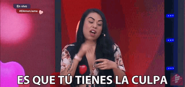a woman says es que tu tienes la culpa on a screen