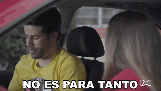 a man in a yellow shirt is talking to a woman in a red car and the words no es para tanto are visible