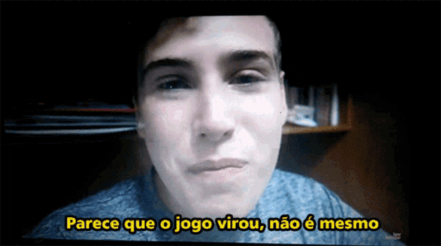 a man with the words parece que o jogo virou on the bottom right