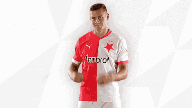 a soccer player wearing a red and white jersey that says 4eto