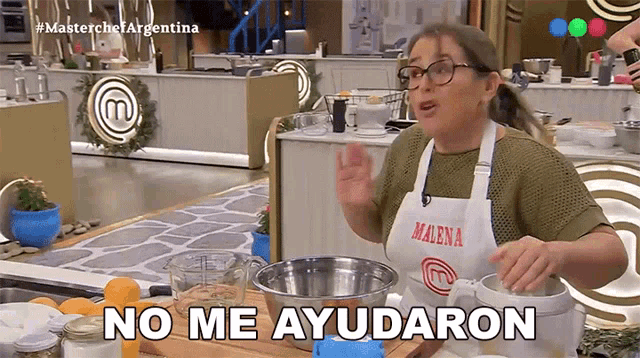 a woman in an apron with the name maena on it says no me ayudaron