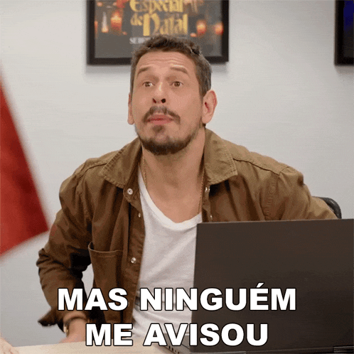 a man sitting in front of a laptop with the words mas ninguem me avisou written below him