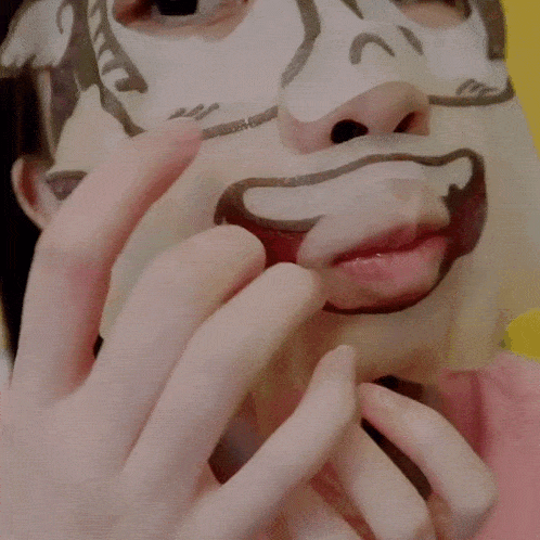 Applying A Facial Mask Xiao Hoang GIF - Applying A Facial Mask Xiao Hoang Xiaorishu GIFs