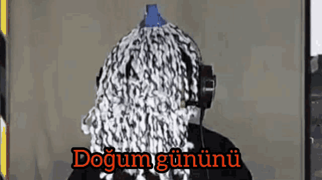 a person wearing headphones and a mop on their head with the words doğum gununu in the corner