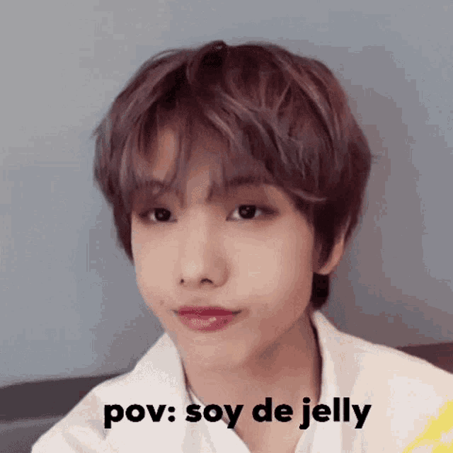 a close up of a person 's face with the words pov : soy de jelly .