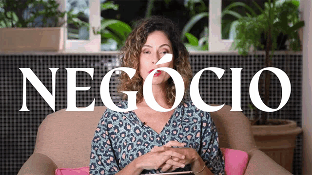 a woman is sitting on a couch with the word negocio written on it