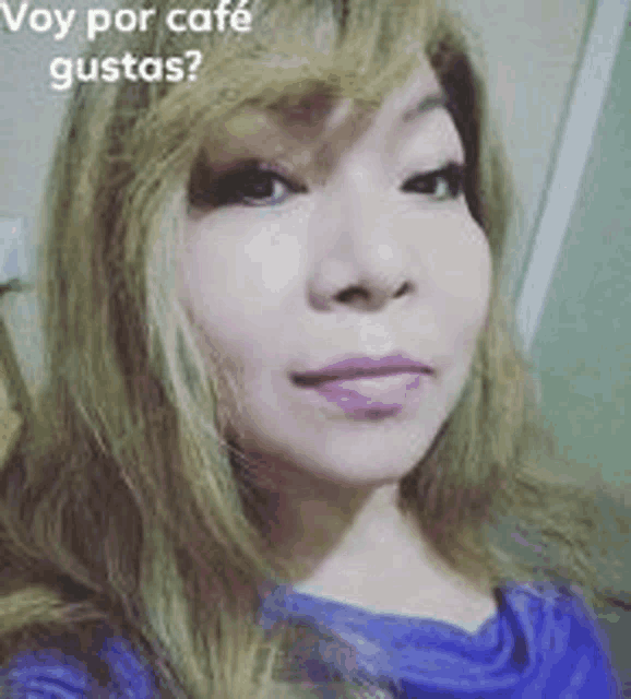 a close up of a woman 's face with the words `` voy por cafe gustas '' written on the bottom .