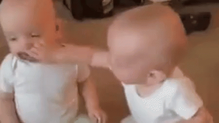 Bagi Dong GIF - Kembar Bayi Rebutan GIFs