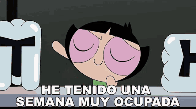 buttercup from the powerpuff girls has her eyes closed and the words he tenido una semana muy ocupada above her