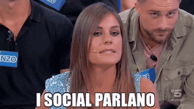 a woman says i social parlano while sitting in front of a group of people