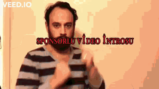 a man in a striped shirt with sponsorlu video introsu written on it