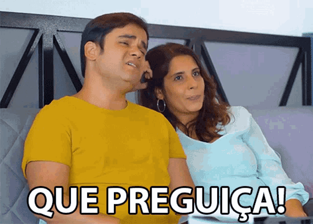 a man and a woman are sitting on a couch with que preguica written on the bottom