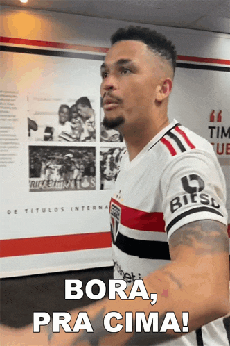 a man wearing a jersey that says " bora pra cima "